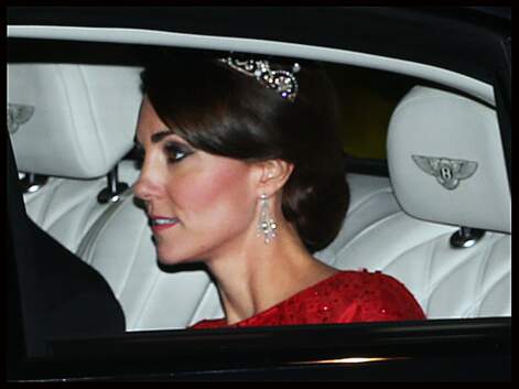 Princesse Kate, en rouge et couronnée pour son premier dîner d’état