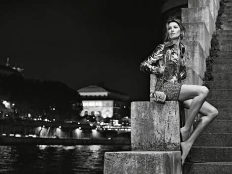 Gisele Bündchen, pieds nus dans Paris pour Chanel