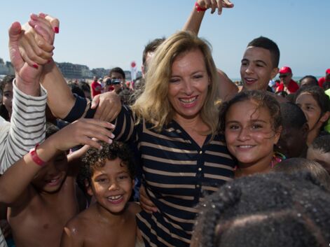 Valérie Trierweiler à la plage avec les enfants du Secours Populaire