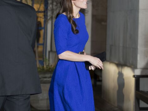 Princesse Kate, en bleu lors des Fostering Awards