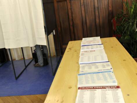 Gala.fr - Les politiques votent pour le 1er tour des Municipales 2014