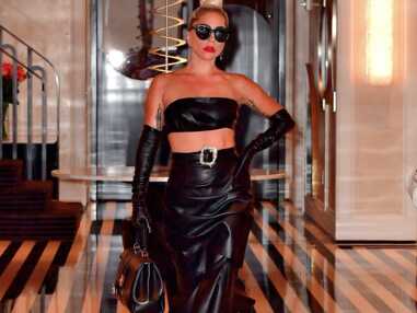 PHOTOS - Lady Gaga sexy en micro-brassière et jupe longue en cuir