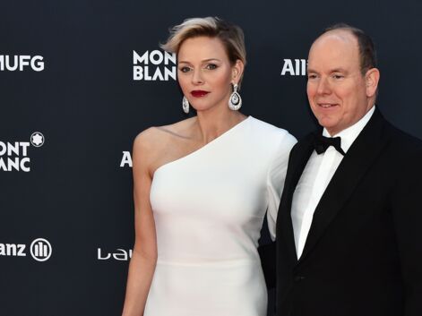 PHOTOS – Charlene de Monaco les cheveux courts sur le tapis rouge au côté de son mari Albert, en baskets