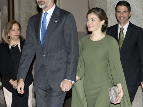 Look - L'élégance de Letizia d'Espagne dans une robe à cape