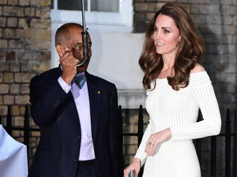 PHOTOS - Kate Middleton assume la sexy attitude dans une robe suggestive