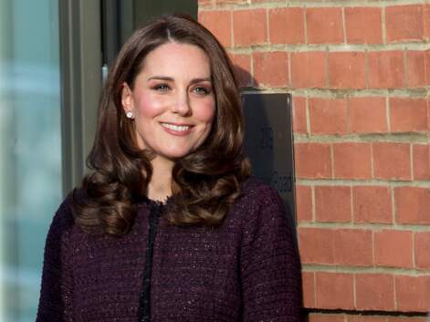 Photos - Kate Middleton, future maman radieuse et chic dans son manteau prune