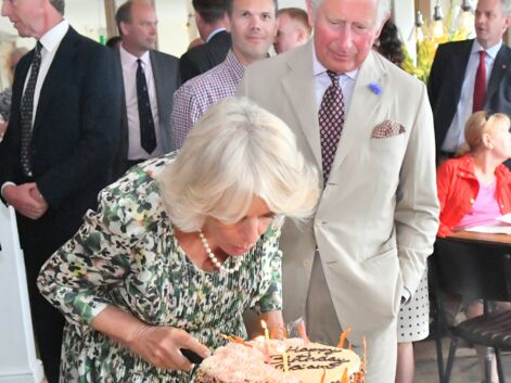 PHOTOS – Camilla Parker Bowles, 71 ans et plus gourmande que jamais : elle dévore son gâteau d’anniversaire avec le prince Charles
