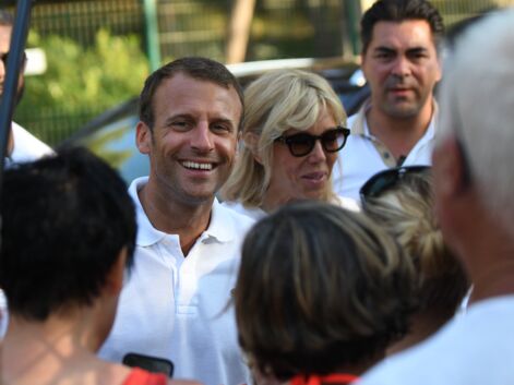 PHOTOS - Brigitte et Emmanuel Macron tout sourire pour leur vacances, ils vont à la rencontre des enfants