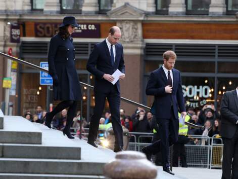 Kate Middleton, chic et sobre en manteau, chapeau et gants assortis
