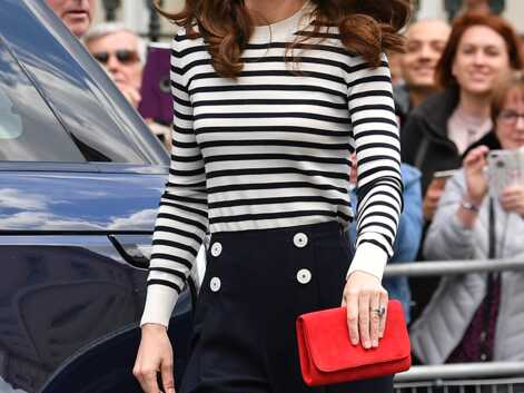 PHOTOS - Kate Middleton surprend avec une minaudière rouge ultra flashy
