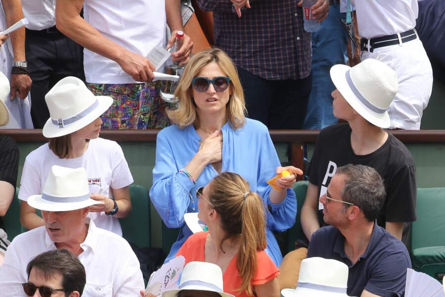 Qui Sont Les Fils De Julie Gayet PHOTOS – Julie Gayet, son fils et Woody Harrelson à Roland Garros - Gala