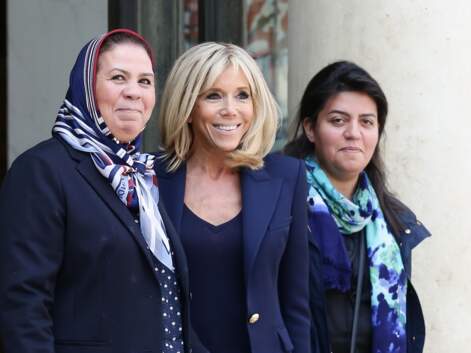 PHOTOS - Brigitte Macron en blazer épaulé bleu marine très chic à l'Elysée