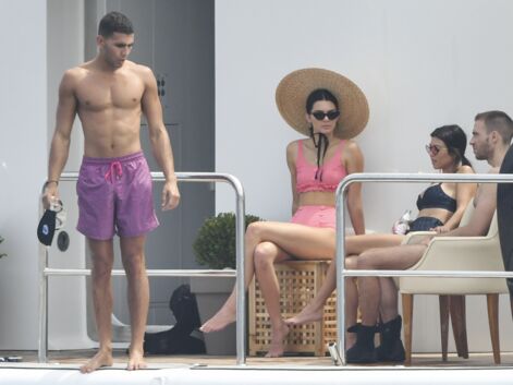 Photos - Kendall Jenner : à Cannes, elle s'éclate sur un yacht dans un superbe maillot de bain rose