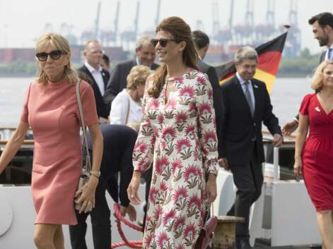 Brigitte Macron ne jure que par sa robe Louis Vuitton en bleue, blanc et rose