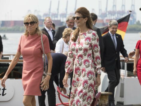 Brigitte Macron ne jure que par sa robe Louis Vuitton en bleue, blanc et rose