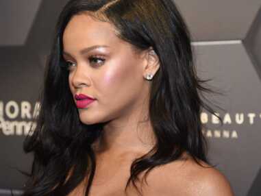 PHOTOS - Rihanna radieuse en total-look rose pour le premier anniversaire de Fenty Beauty