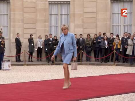 PHOTOS – L'arrivée de Brigitte Macron en tailleur bleu ciel à la passation de pouvoir