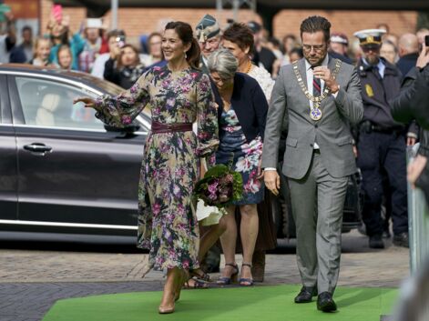 PHOTOS - Mary de Danemark, l’inspiration mode de Kate Middleton, radieuse dans une robe à fleurs
