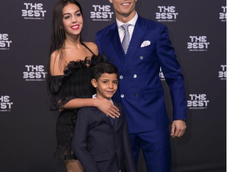 Cristiano Ronaldo : premier tapis rouge avec sa nouvelle compagne et son fils
