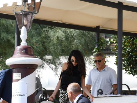 George et Amal Clooney quittent leur hotel à Venise avec leurs bébés dans leur couffin