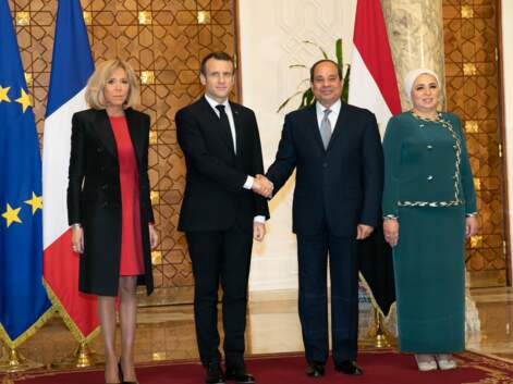 PHOTOS - Brigitte Macron, très chic en manteau long noir et robe courte rouge, en Egypte