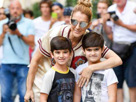 Celine Dion pose avec ses fils Eddy et Nelson devant le Royal Monceau à Paris
