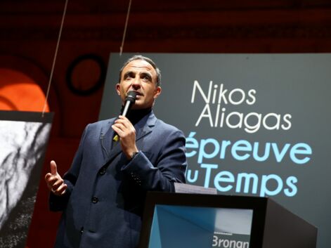 PHOTOS - Nikos Aliagas pose avec sa famille et ses amis pour le vernissage de son exposition
