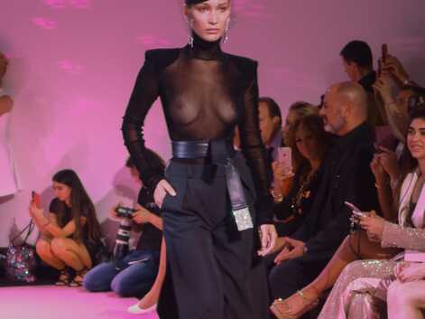Bella Hadid dévoile ses seins à la Fashion Week de Paris