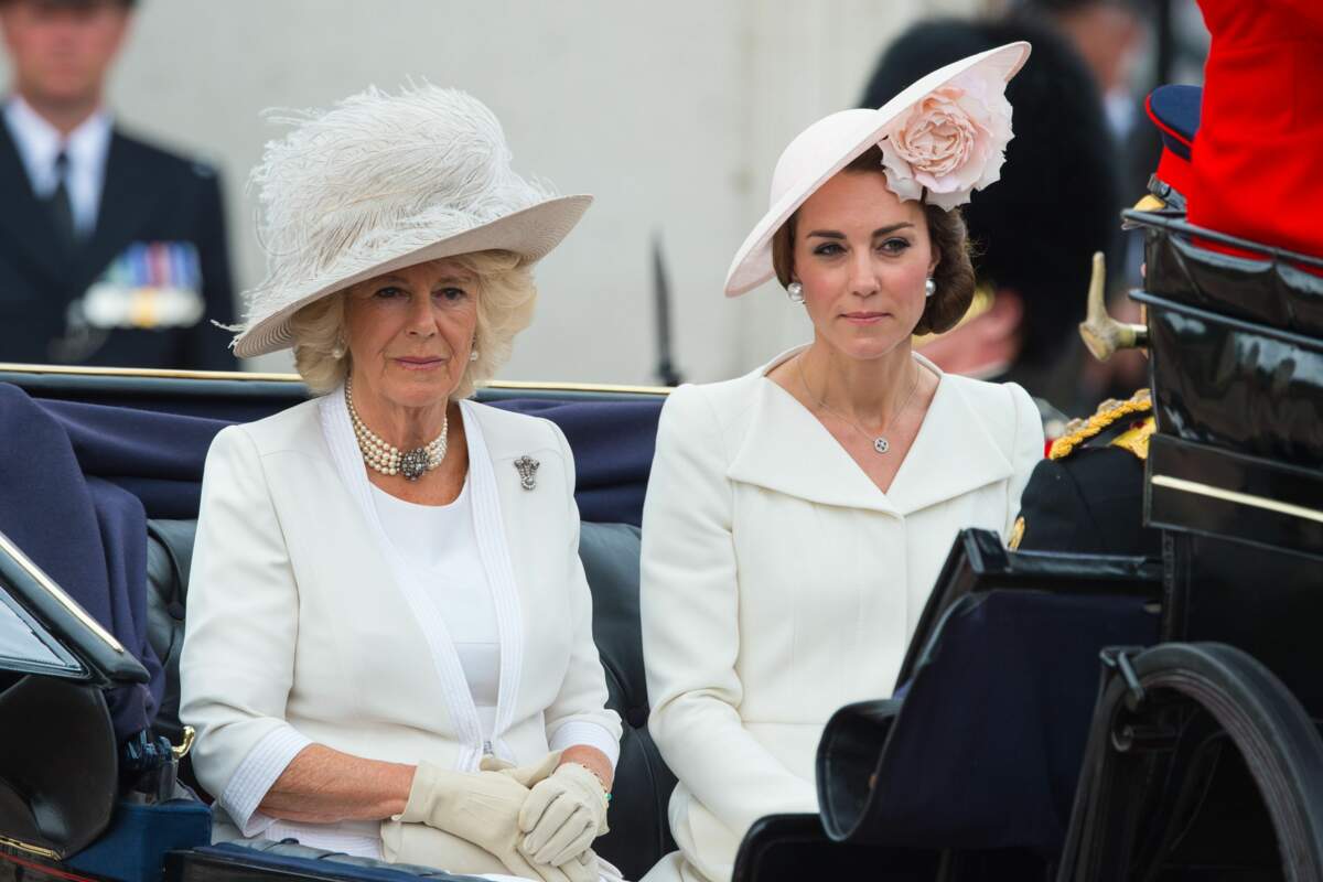 Autour d'Elizabeth II, toute la famille royale applaudit la parade ...