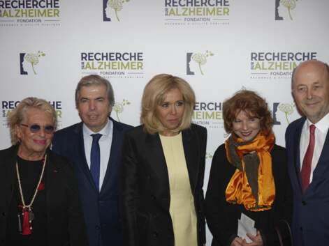 PHOTOS - Brigitte Macron en robe courte jaune se mobilise contre la maladie Alzheimer