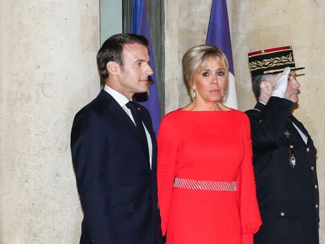 PHOTOS - Brigitte Macron glamour et sophistiquée en longue robe rouge fendue pour accueillir le couple présidentiel chinois à l’Elysée