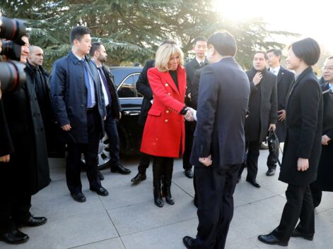 Brigitte Macron en manteau rouge à son arrivée en Chine