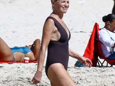 À bientôt 60 ans, Sharon Stone bombesque en maillot de bain à la plage