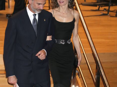 Letitizia d’Espagne, l’élégance sexy dans une robe noire à fines bretelles