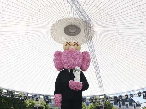 PHOTOS - Pourquoi Kim Jones a installé une statut rose gigantesque au centre de son show Dior Homme PE19 ?