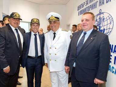 Photos  -Emmanuel Macron pose avec la casquette de la brigade navale bulgare