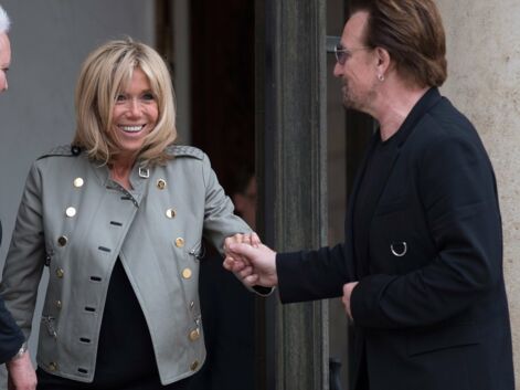 Brigitte Macron, très chic en blazer militaire pour recevoir Bono