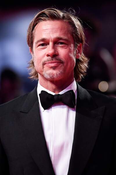 PHOTOS - Brad Pitt plus sexy que jamais en smoking noir et chemise