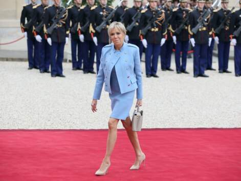 Look - Brigitte Macron montre ses jambes en robe ou jupe courte