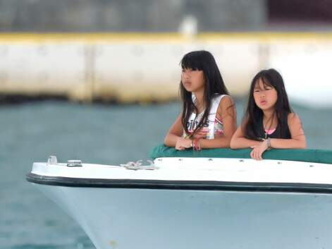 Photos - Jade et Joy : les filles de Laeticia et Johnny Hallyday passent une journée en bateau au large de Saint-Barthélémy