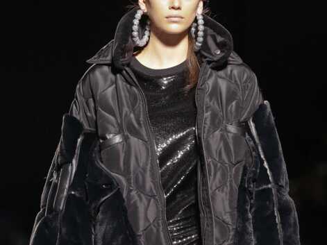 Turban en cuir et smoky-eye ultra black, focus sur le beauty look du défilé Tom Ford