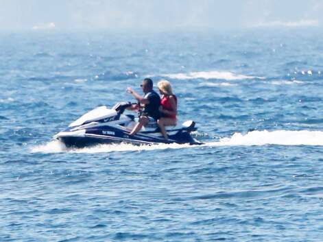 Brigitte Macron en scooter des mers, la rare photo des vacances du couple présidentiel