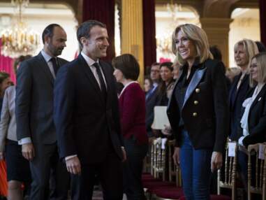 PHOTOS - Brigitte Macron en jeans, la première au côté de son mari pour accueillir Florence Foresti et Flavie Flament à l’Élysée