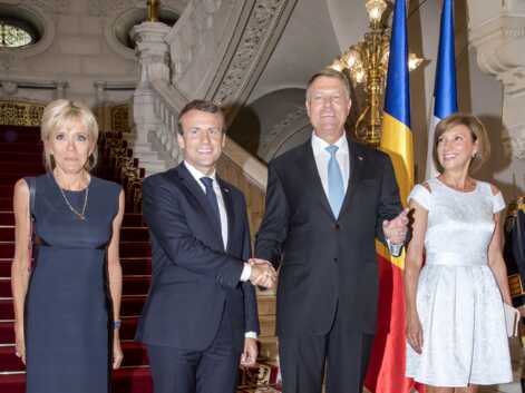 Brigitte Macron en total look bleu et chignon-banane en Roumanie