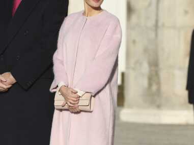 PHOTOS - Letizia d'Espagne glamour avec son long manteau rose et sa robe crème
