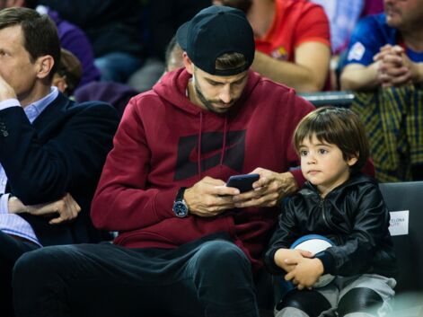 Gérard Piqué et son fils en tribune d'un match de Basket
