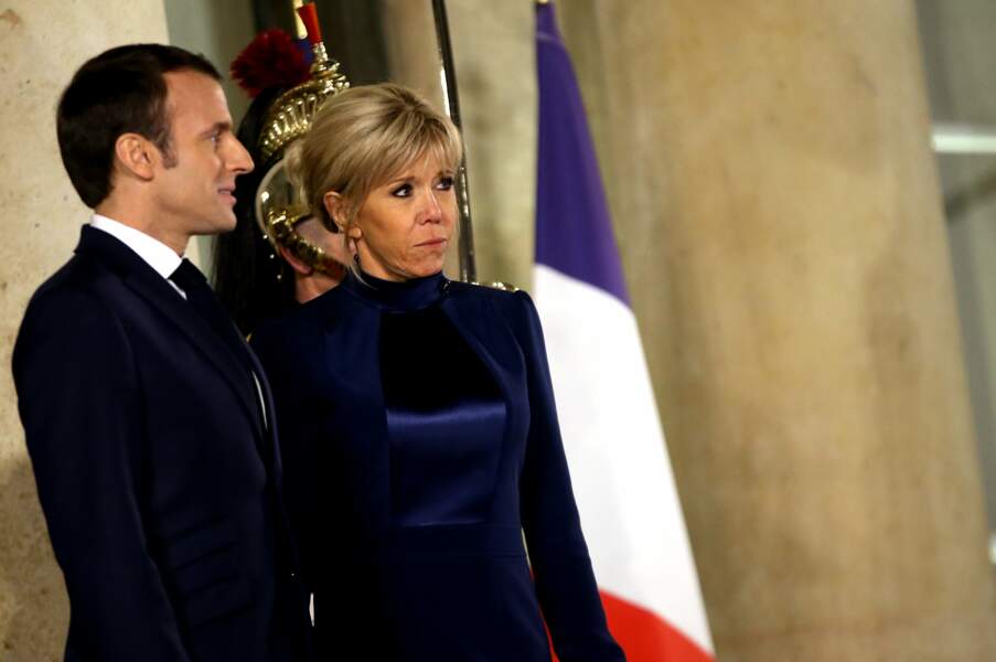 Brigitte Macron Très élégante En Robe Bleu Nuit Pour Un Dîner D’Etat à ...