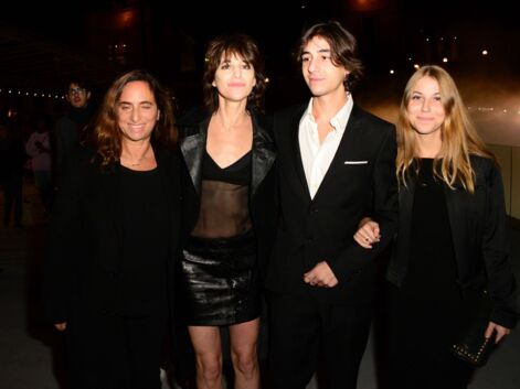 Ben Attal, le fils de Charlotte Gainsbourg, et sa petite amie réunis et complices au côté de l’actrice