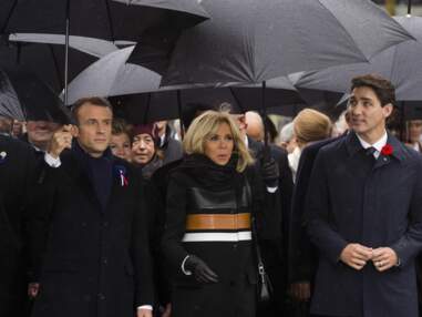 PHOTOS - Brigitte Macron fashion sous la pluie : son manteau à plus de 3000 euros fait le buzz