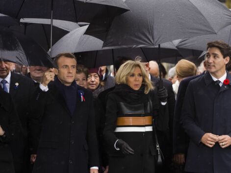 PHOTOS - Brigitte Macron fashion sous la pluie : son manteau à plus de 3000 euros fait le buzz
